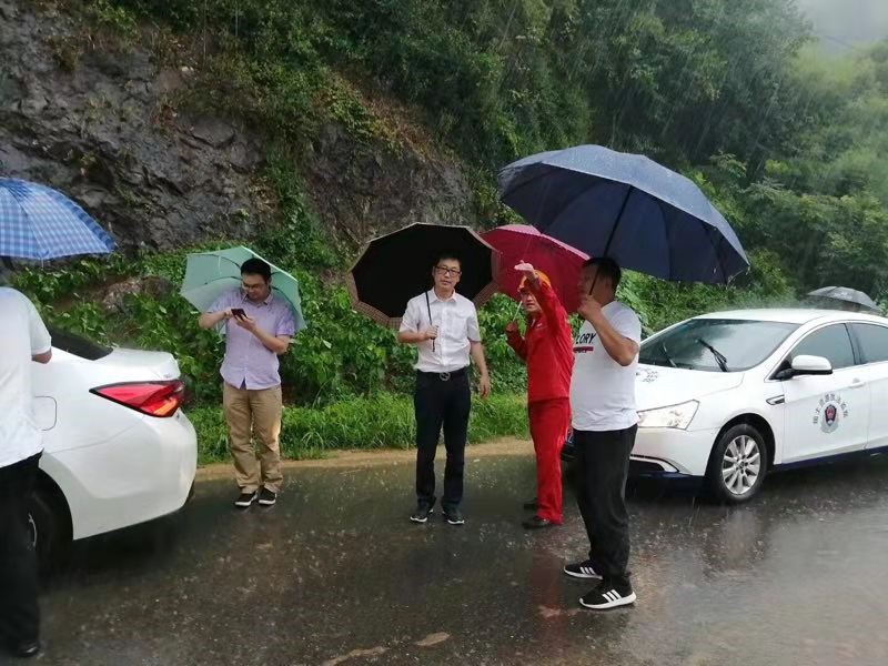 陪同吴兴自然资源局施彬华局长,金中达副局长在现场巡查.jpg 陪同吴兴自然资源局施彬华局长,金中达副局长在现场巡查.jpg