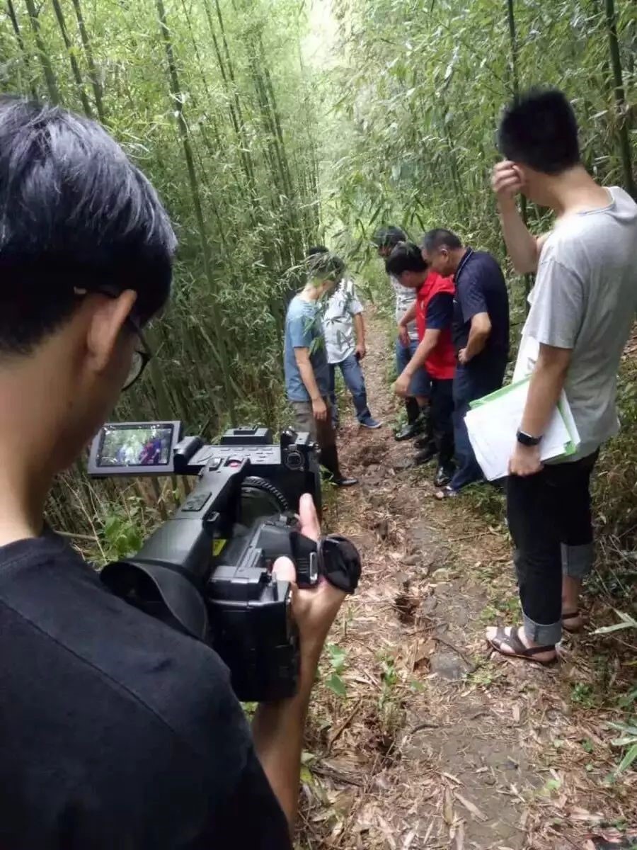 地质灾害防治专家组成员接受湖州电视台专访.jpg 地质灾害防治专家组成员接受湖州电视台专访.jpg