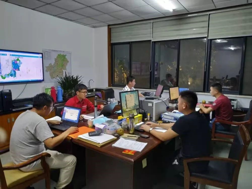 赴安吉县应急值班,随时关注险情.jpg 赴安吉县应急值班,随时关注险情.jpg